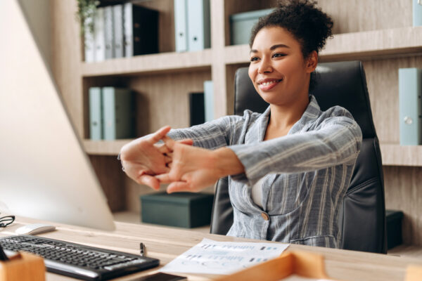 Entspannungsübungen bei der Büroarbeit