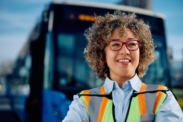 Busfahrerin vor ihrem Bus